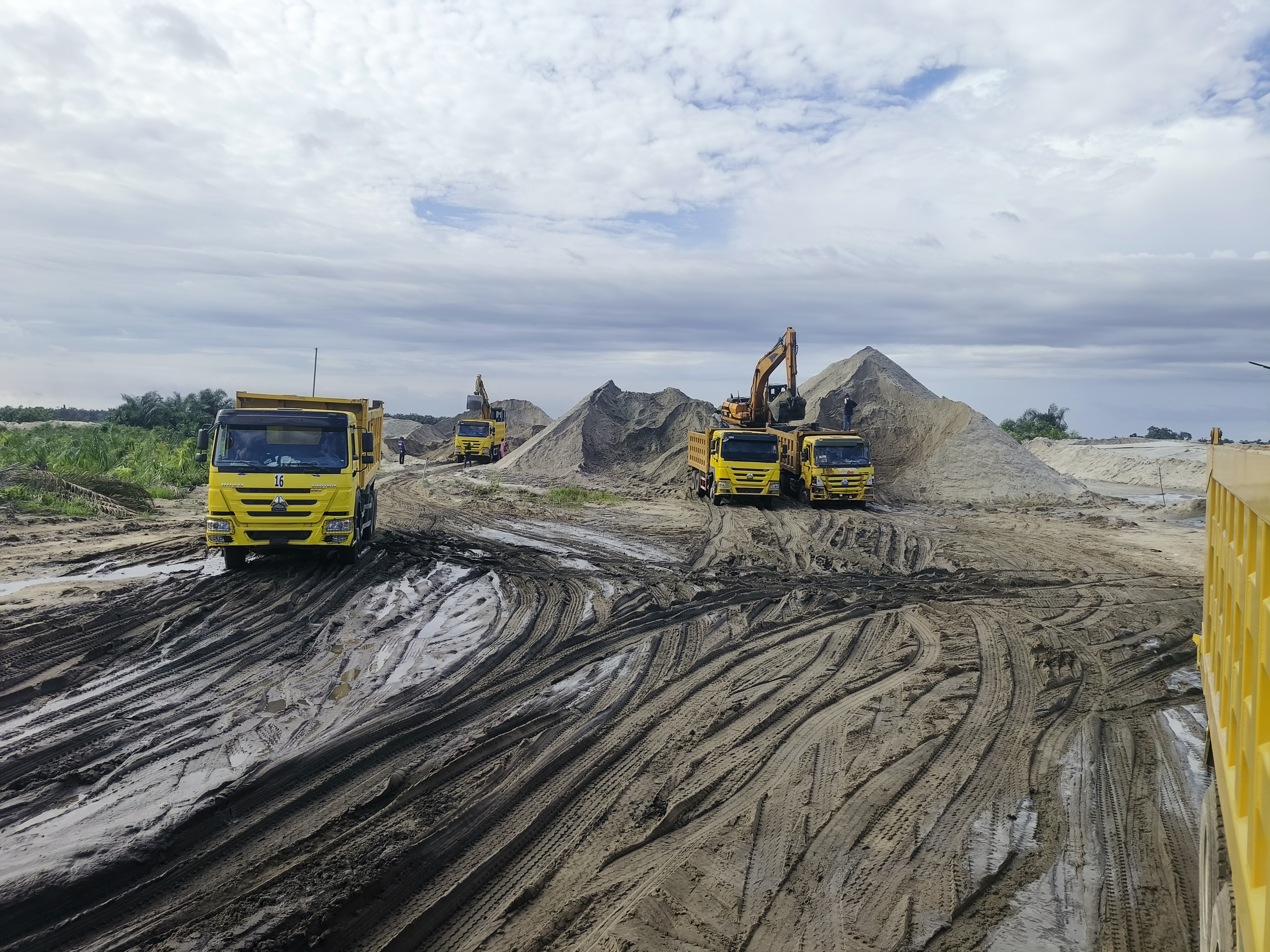 Howo tipper sand delivery Eleko